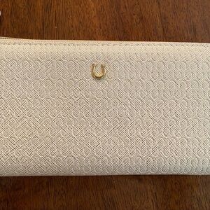 Elegant Cream Clutch with Gold Horseshoe Accent